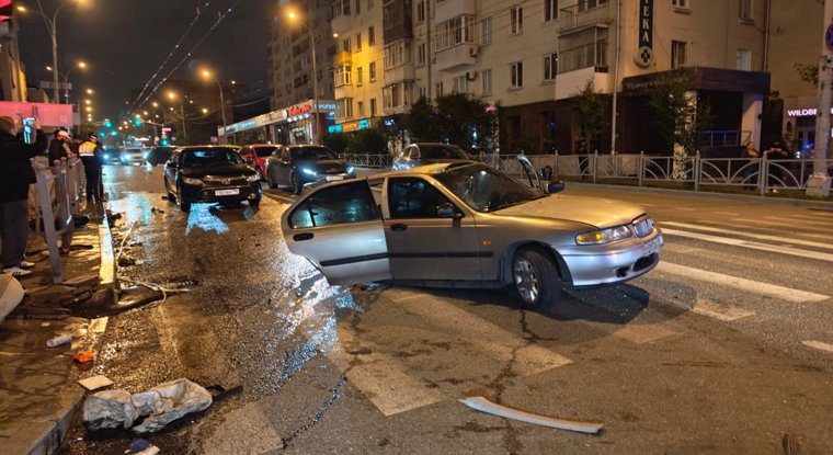 «Водитель вел себя неадекватно»: автомобиль разорвало на части в результате массового ДТП в Екатеринбурге