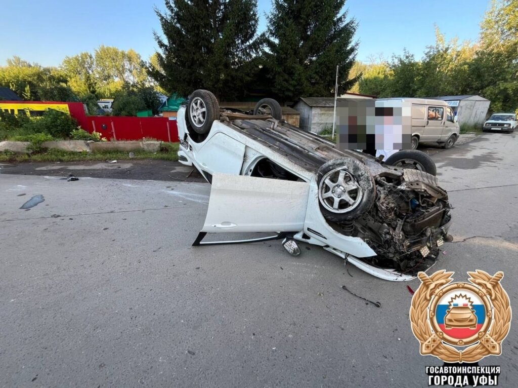 В Уфе пьяный водитель на автомобиле Kia Rio наехал на ограждение и перевернулся