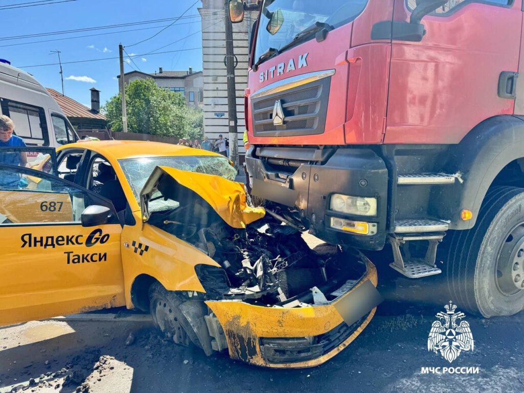 В Твери девочка выбежала на дорогу и спровоцировала серьезное ДТП