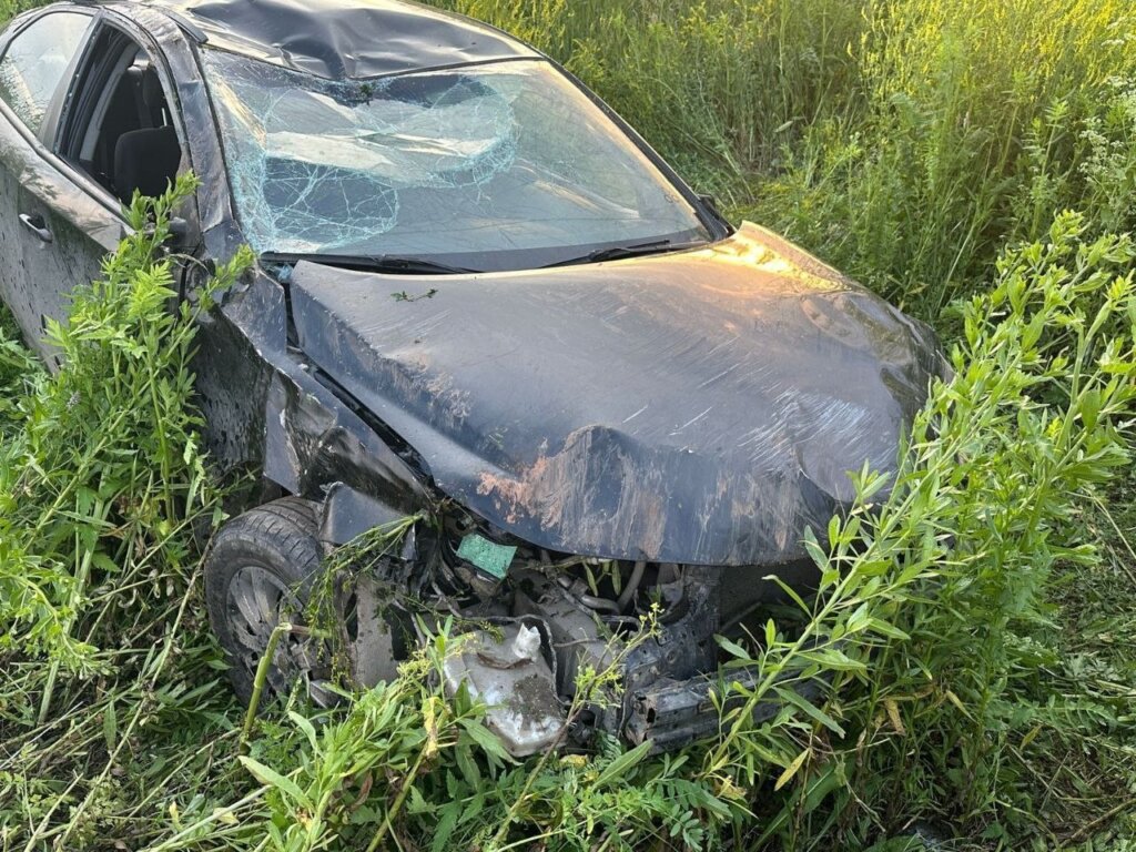 Неудачный обгон: автомобиль вылетел в кювет и перевернулся в Оренбургской области