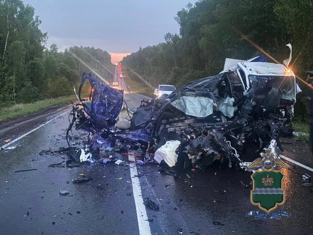 Автомобили буквально разорвало на части: BMW и Ford лоб в лоб столкнулись в Калужской области