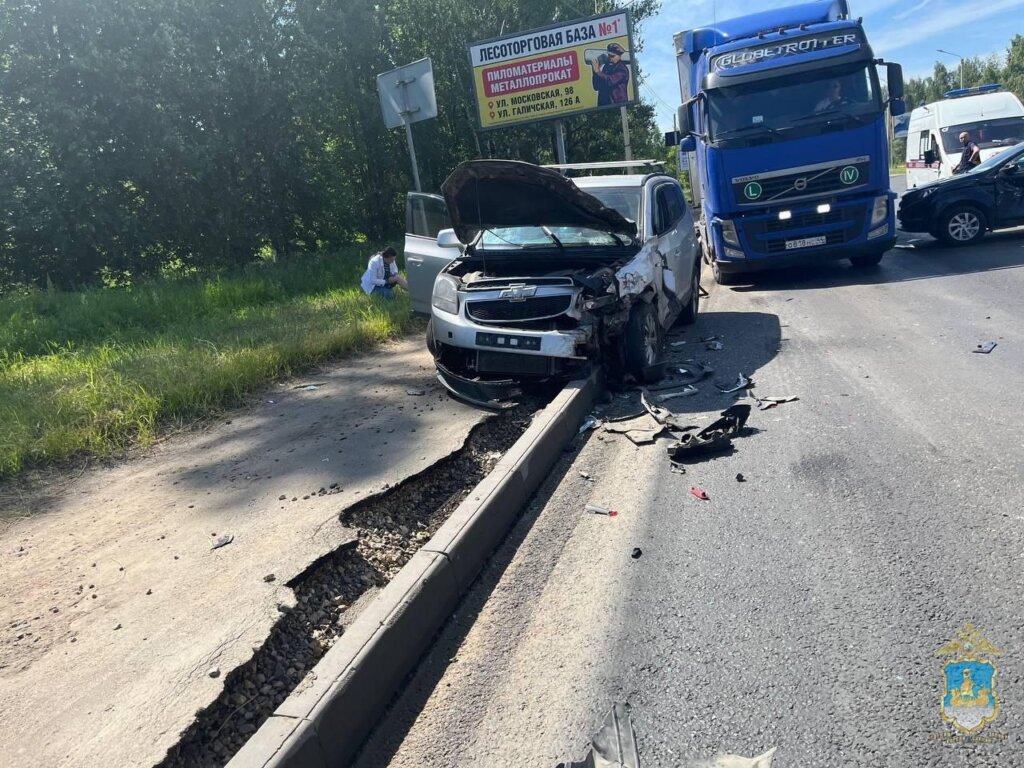 «Подлезла под фуру»: видеорегистратор запечатлел момент тройного ДТП в Костроме