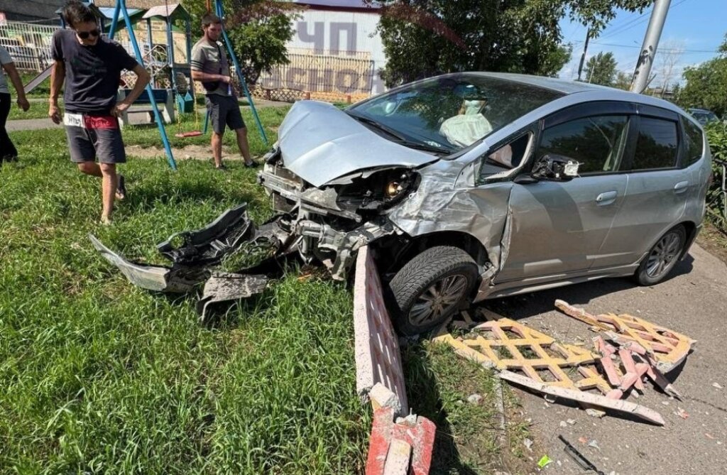 &#171;Автоледи на китайском авто свою вину не признает&#187;: два автомобиля столкнулись в Красноярске