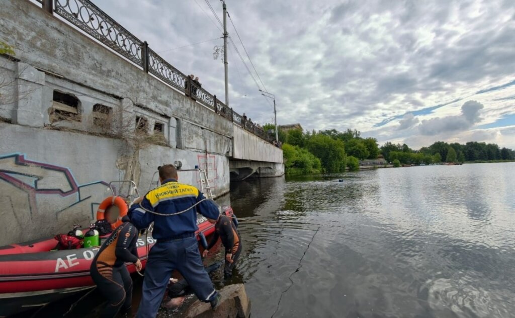 &#171;Водитель хотел исполнить трюк&#187;: Lexus пробил ограждение и упал с моста в реку в Нижнем Тагиле