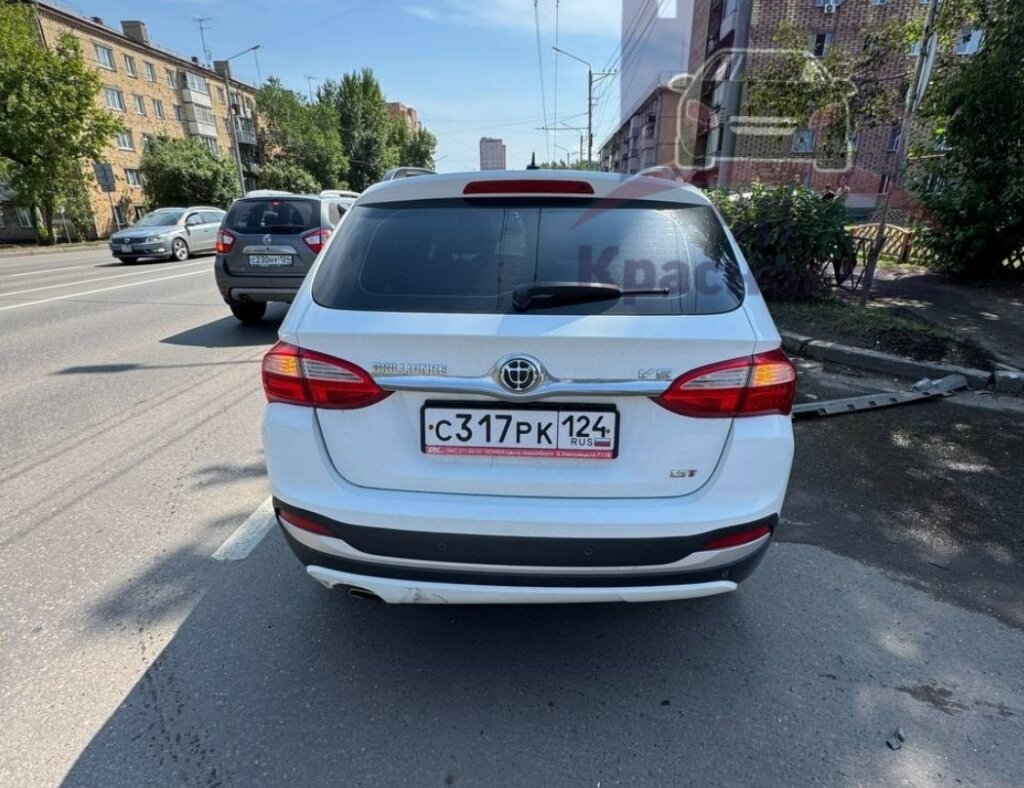 &#171;Автоледи на китайском авто свою вину не признает&#187;: два автомобиля столкнулись в Красноярске