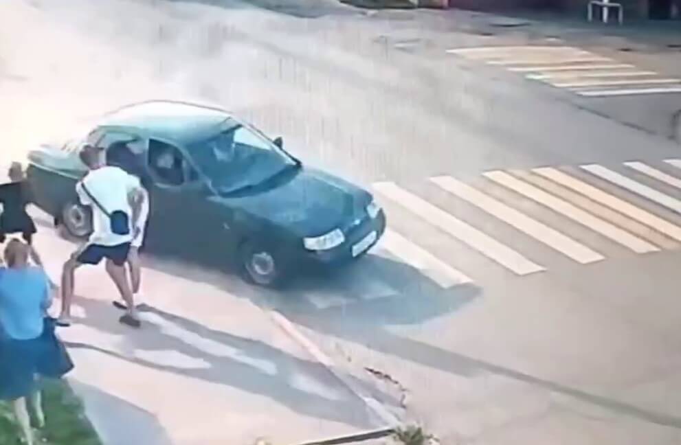 В Саратовской области пьяный водитель влетел в толпу пешеходов