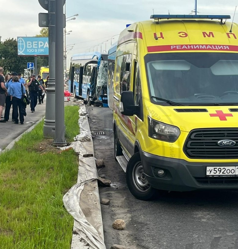 Авария с двумя электробусами произошла в Москве: 14 пострадавших