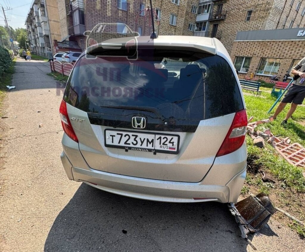 &#171;Автоледи на китайском авто свою вину не признает&#187;: два автомобиля столкнулись в Красноярске