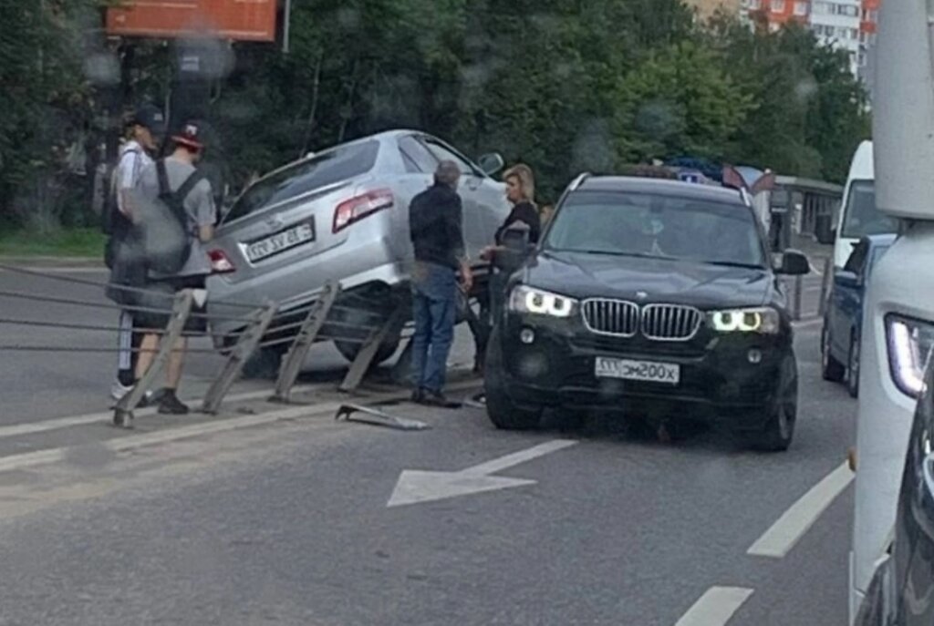 Toyota наехала на ограждение и повисла на Можайском шоссе в Одинцово
