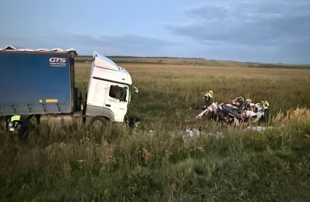 В Татарстане фура выехала на встречную полосу и лоб в лоб столкнулась с «Ладой»