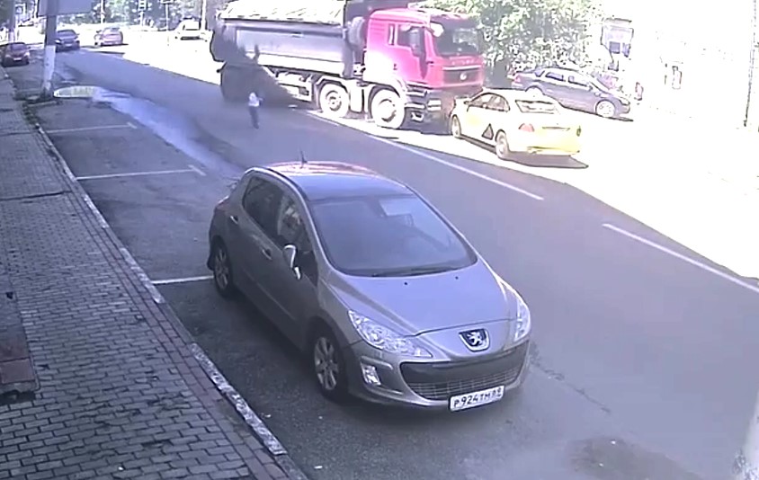 В Твери девочка выбежала на дорогу и спровоцировала серьезное ДТП