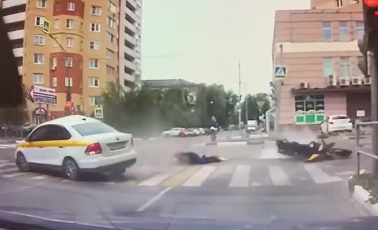 Такси и мотоцикл столкнулись на перекрестке в Подмосковье
