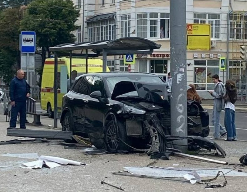 Видеорегистратор запечатлел, как Porsche въехал в остановку с людьми в центре Казани