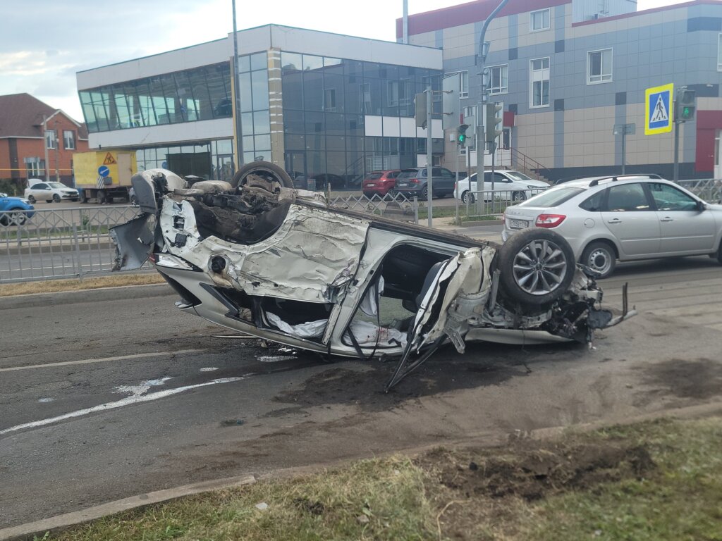 В Набережных Челнах Infiniti QX50 снёс ограждение, врезался в столб и перевернулся