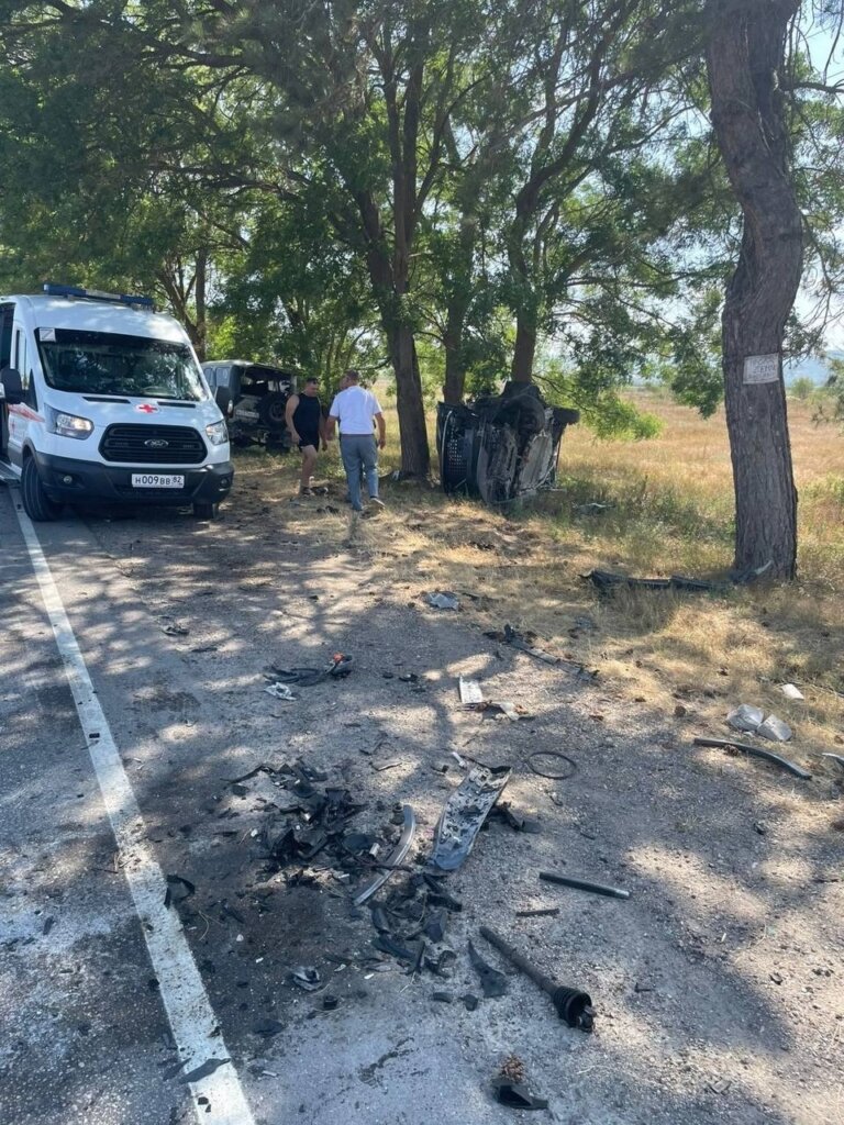 Момент ДТП в Крыму: девушка на «Жуке» совершала обгон и столкнулась со встречным автомобилем