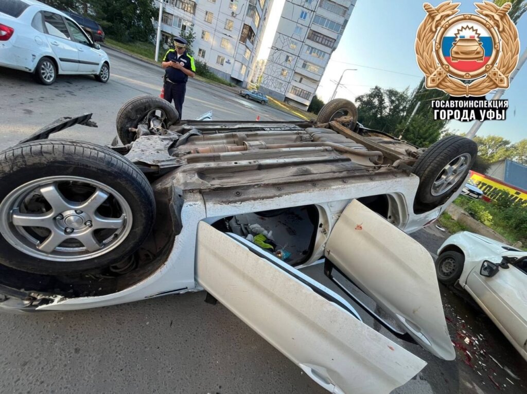В Уфе пьяный водитель на автомобиле Kia Rio наехал на ограждение и перевернулся