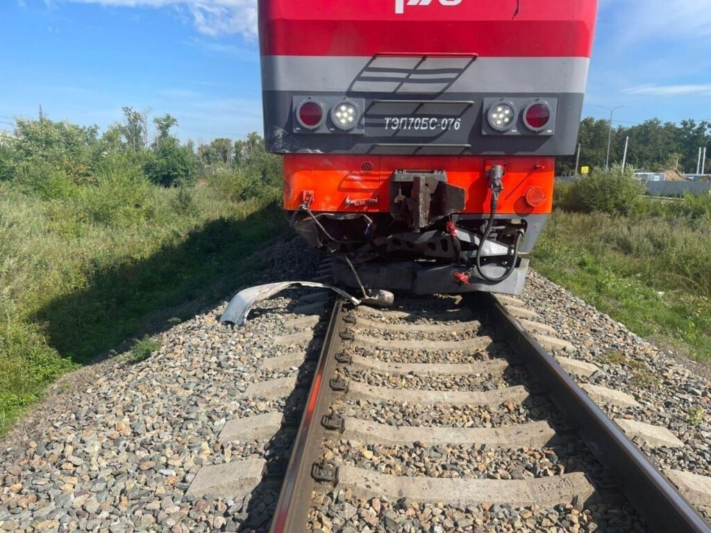 Поезд смял легковой автомобиль на железнодорожном переезде в Благовещенске