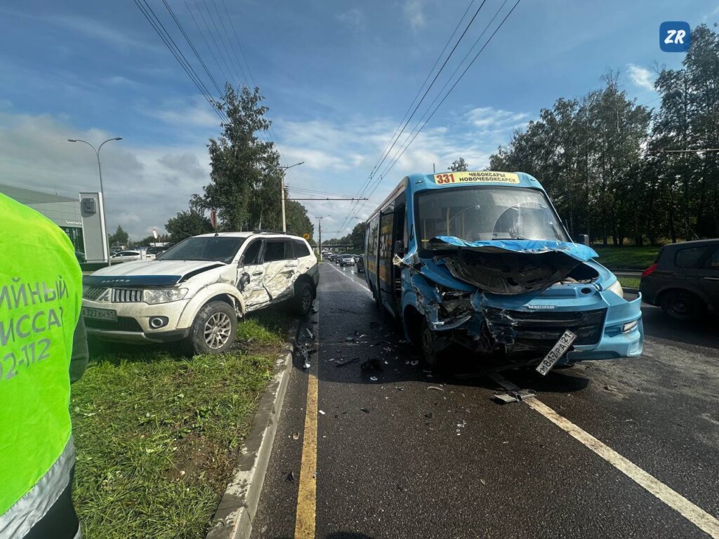 В Чебоксарах в ДТП с участием автобуса и внедорожника пострадали пять человек