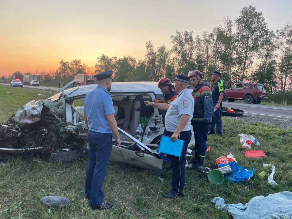 В Саратовской области женщина выехала на встречную полосу и врезалась в автомобиль с семьёй