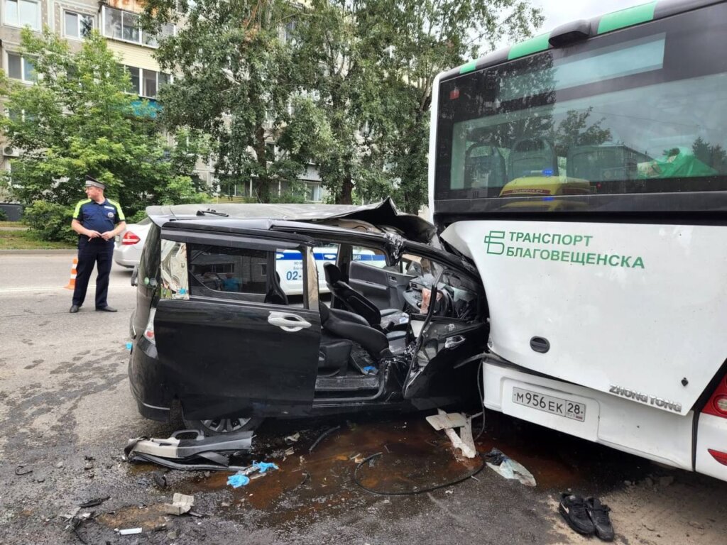 В Амурской области автомобиль столкнулся с автобусом: пострадали 5 человек