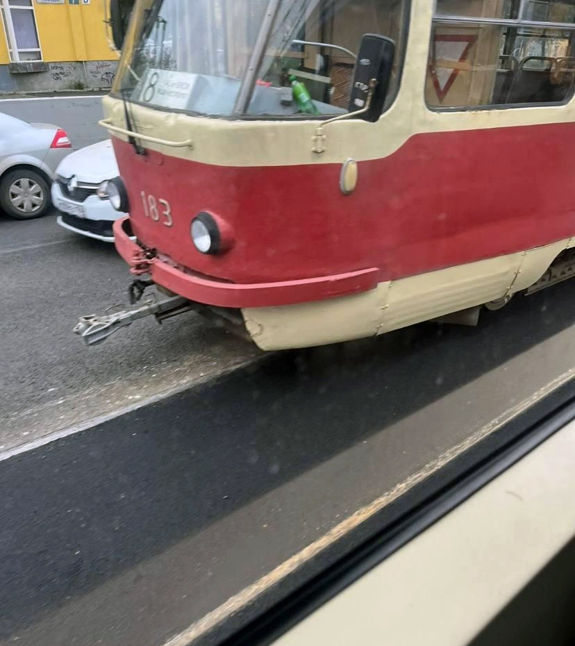 В Екатеринбурге дорожные рабочие случайно заасфальтировали пути, в результате чего с рельсов сошёл трамвай