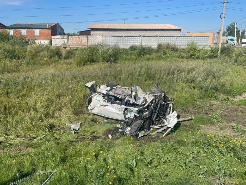 Поезд смял легковой автомобиль на железнодорожном переезде в Благовещенске