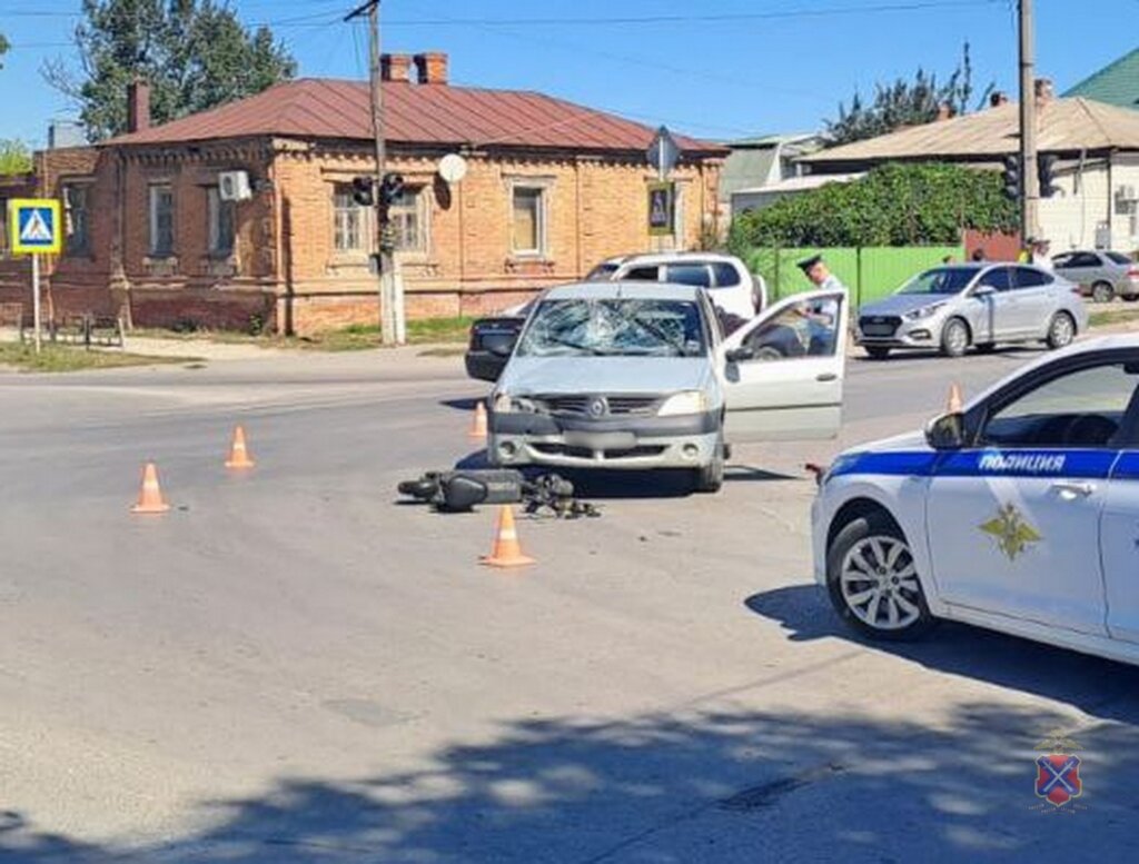 ДТП в Волгоградской области: женщина на Renault при повороте налево не пропустила электросамокат