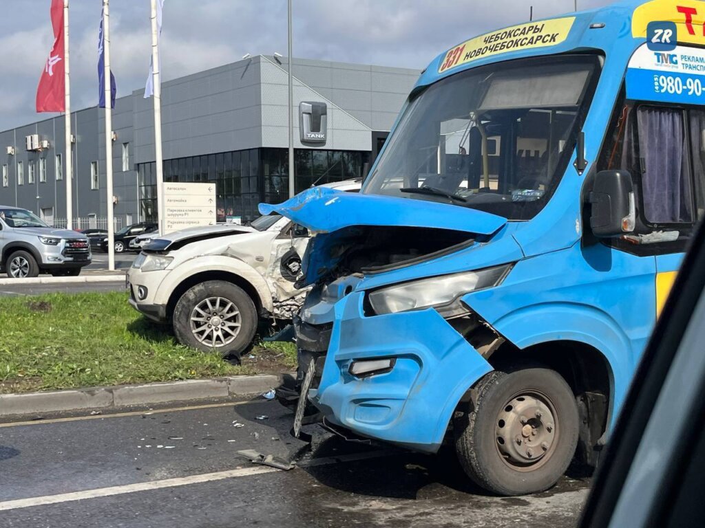 В Чебоксарах в ДТП с участием автобуса и внедорожника пострадали пять человек