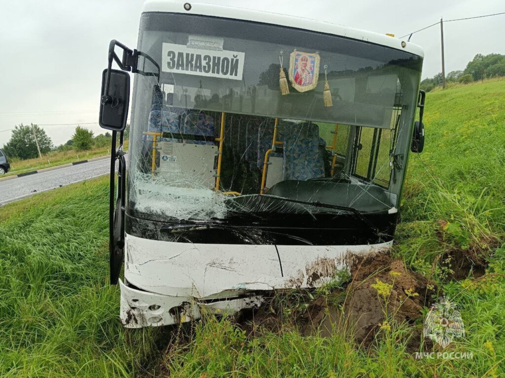 ДТП в Калининградской области: водитель автомобиля при выезде со второстепенной не пропустил автобус