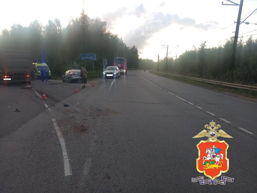 Самосвал смял машину с семьёй на подмосковной дороге