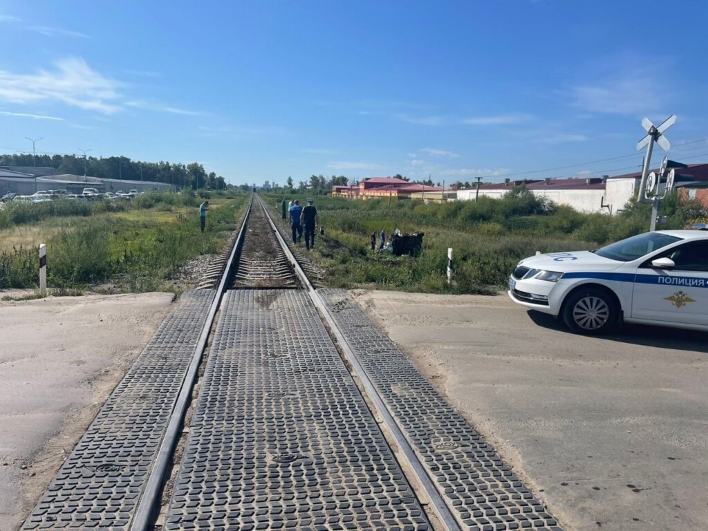 Поезд смял легковой автомобиль на железнодорожном переезде в Благовещенске