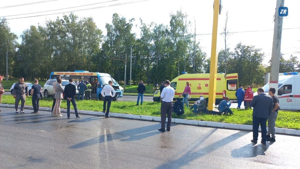 В Чебоксарах в ДТП с участием автобуса и внедорожника пострадали пять человек