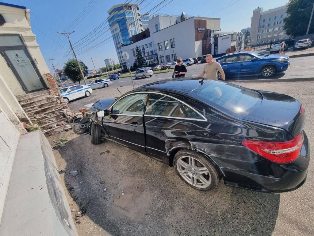 В Чебоксарах водитель «Мерседеса» потерял сознание за рулём и врезался в стену дома