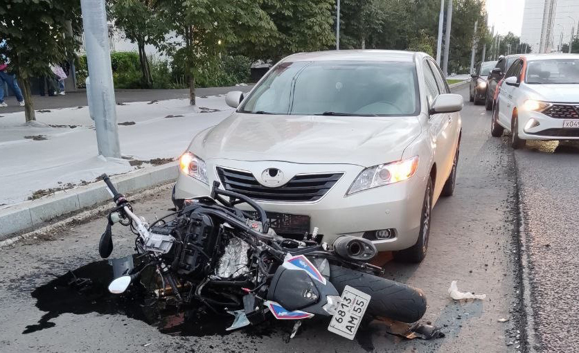 «Байкера отбросило на 30 метров»: мотоцикл столкнулся с двумя автомобилями в Москве