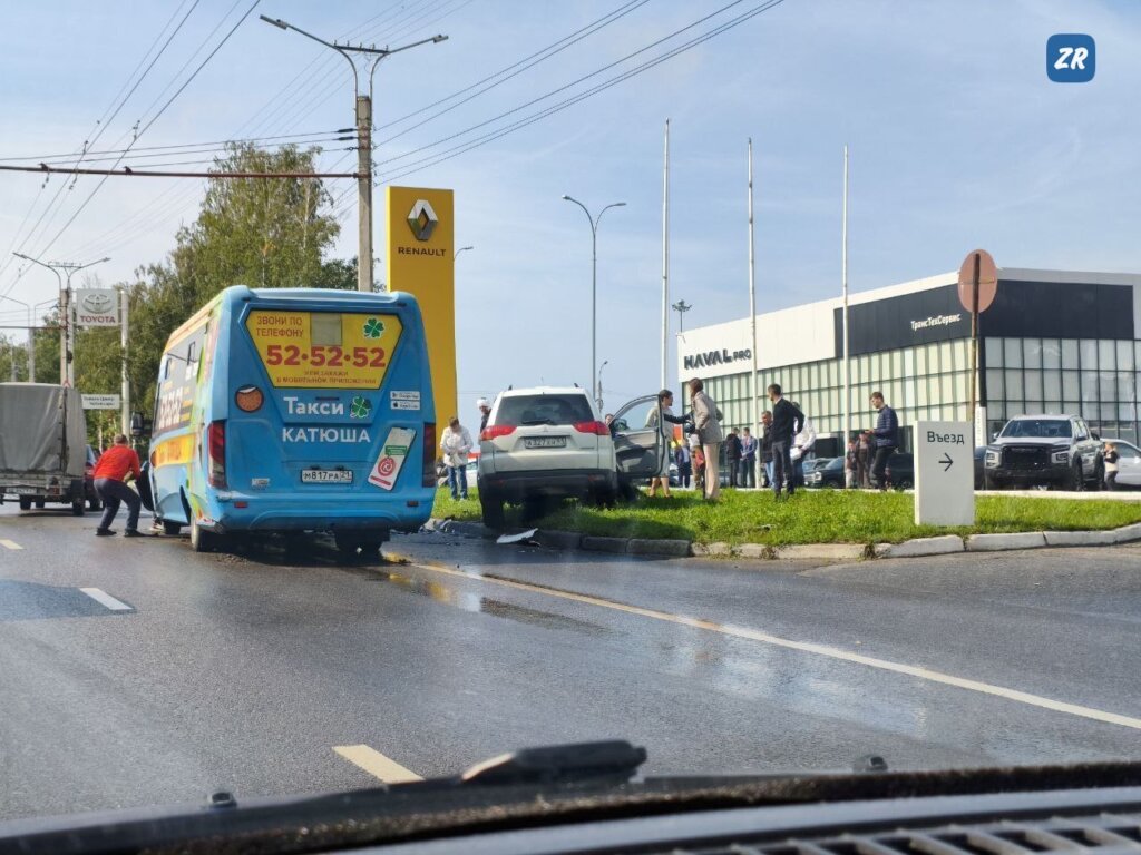 В Чебоксарах в ДТП с участием автобуса и внедорожника пострадали пять человек