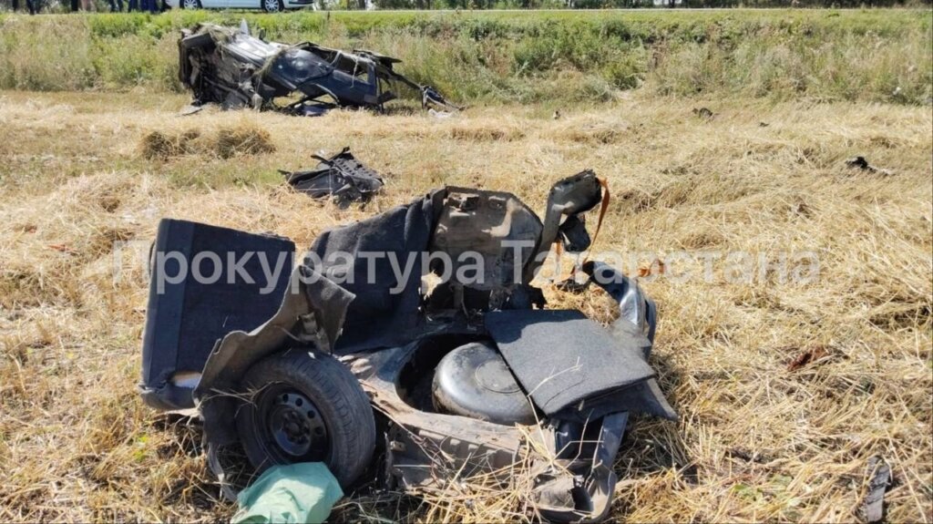 «Ладу» разорвало на части в результате ДТП в Татарстане
