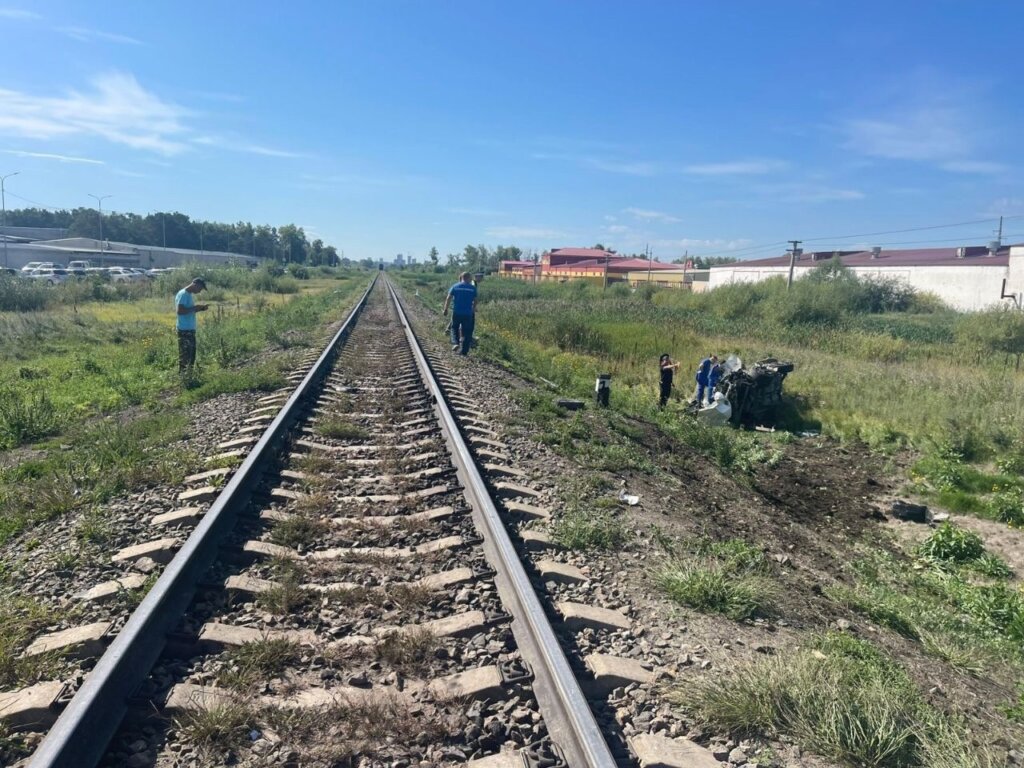 Поезд смял легковой автомобиль на железнодорожном переезде в Благовещенске