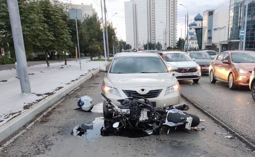 «Байкера отбросило на 30 метров»: мотоцикл столкнулся с двумя автомобилями в Москве
