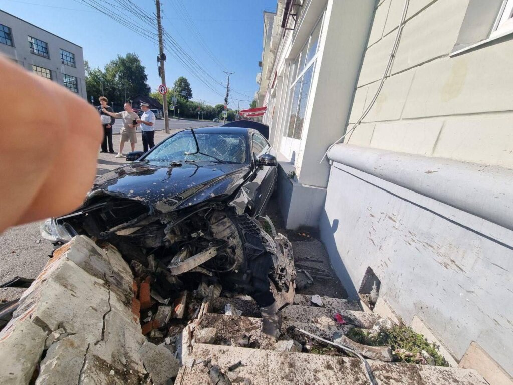 В Чебоксарах водитель «Мерседеса» потерял сознание за рулём и врезался в стену дома