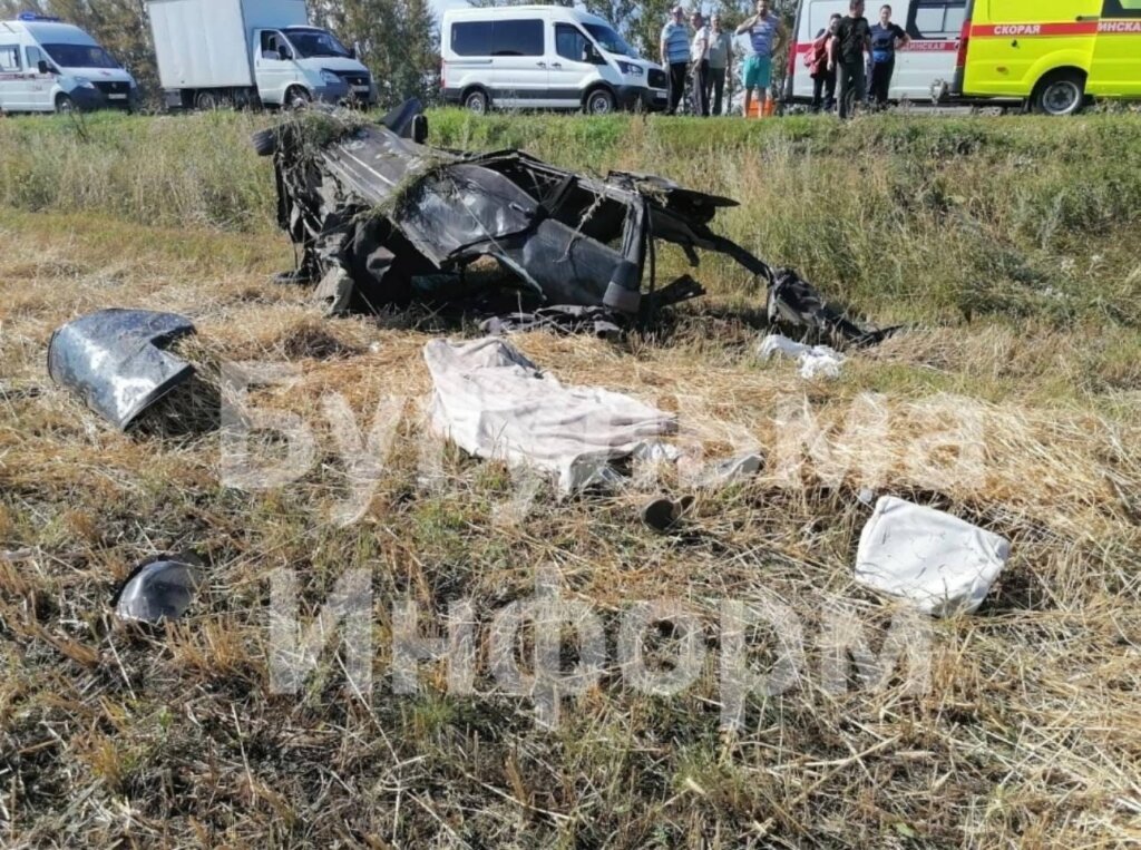 «Ладу» разорвало на части в результате ДТП в Татарстане