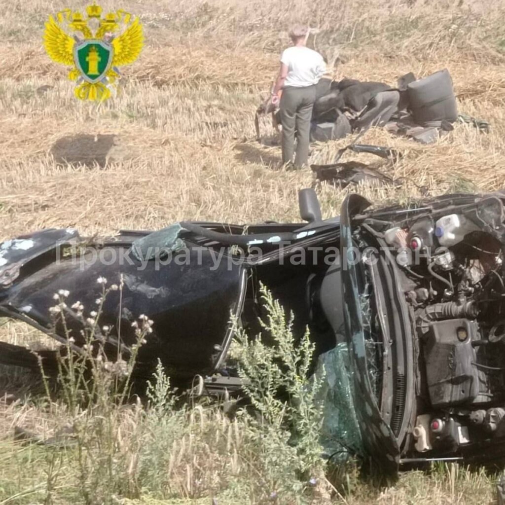 «Ладу» разорвало на части в результате ДТП в Татарстане