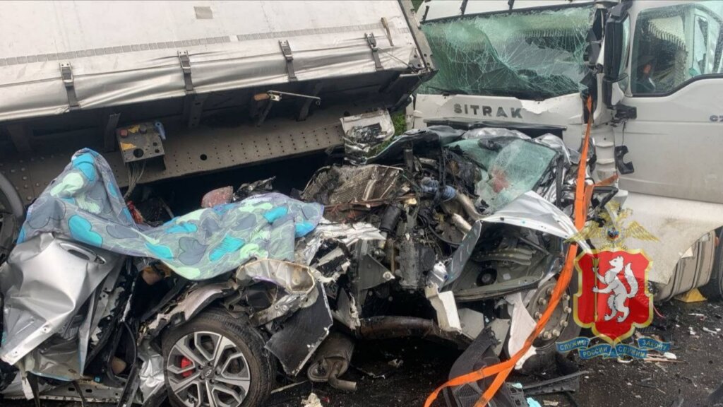 Контейнеровоз смял Chery с людьми на трассе Екатеринбург — Тюмень