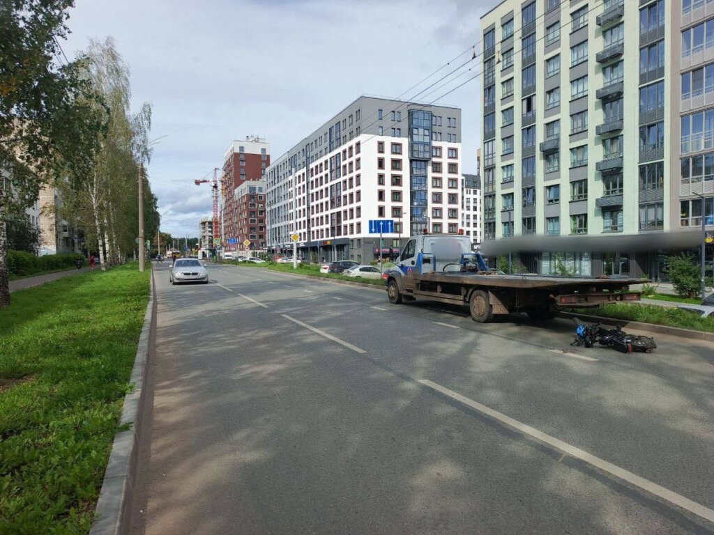 В Ижевске курьер на электровелосипеде врезался в стоящий грузовик