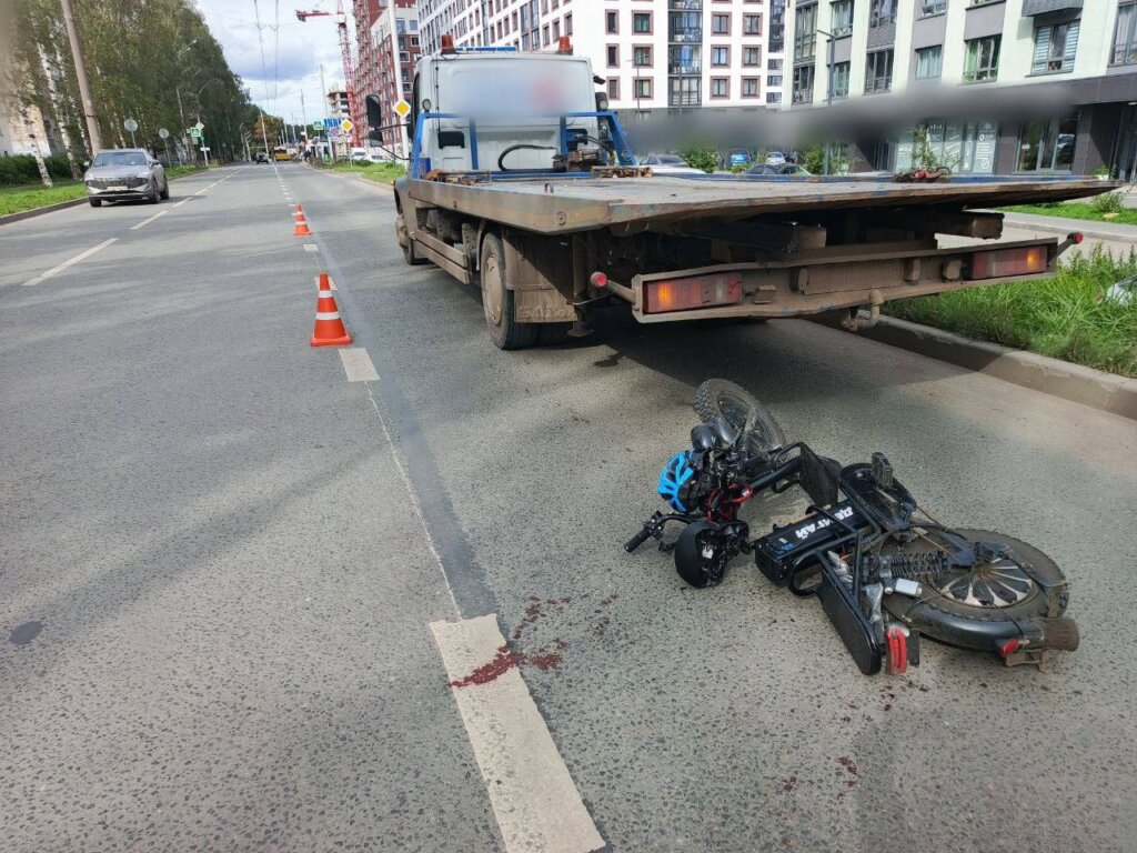В Ижевске курьер на электровелосипеде врезался в стоящий грузовик