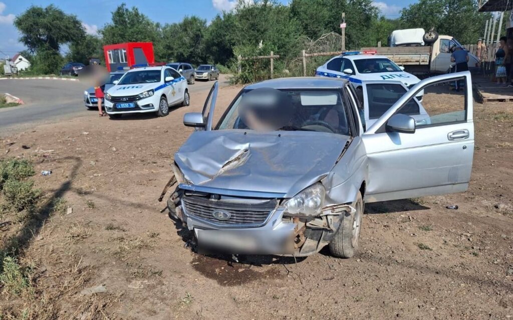 В Оренбурге &#171;Лада Приора&#187; врезалась в столб и сбила инвалида-колясочника