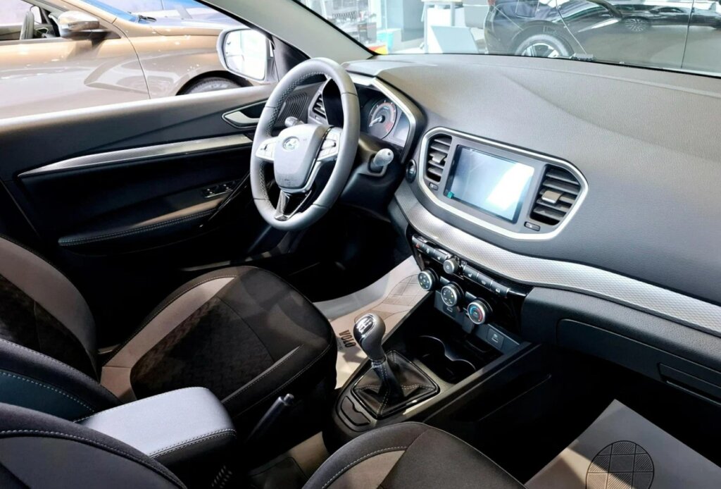 «Буквально разваливается на глазах»: отзыв владельца автомобиля Lada Vesta 2025