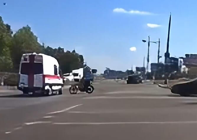 Подросток на мотоцикле врезался в машину МЧС на перекрестке в Бресте
