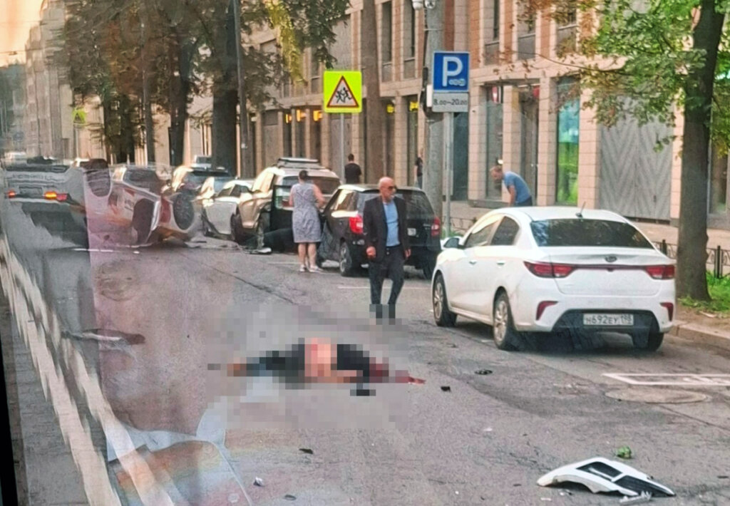 В Петербурге таксист сбил таксиста и повредил несколько автомобилей