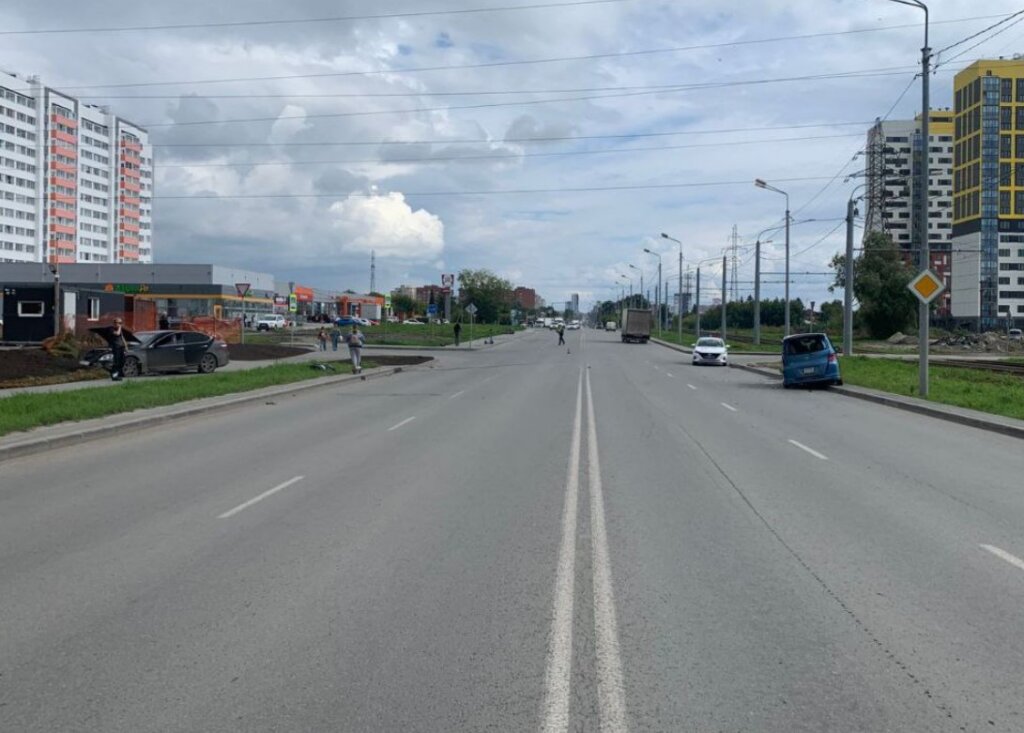 &#171;Поворачивал налево с правой полосы&#187;: видеорегистратор запечатлел момент жесткого ДТП в Новосибирске