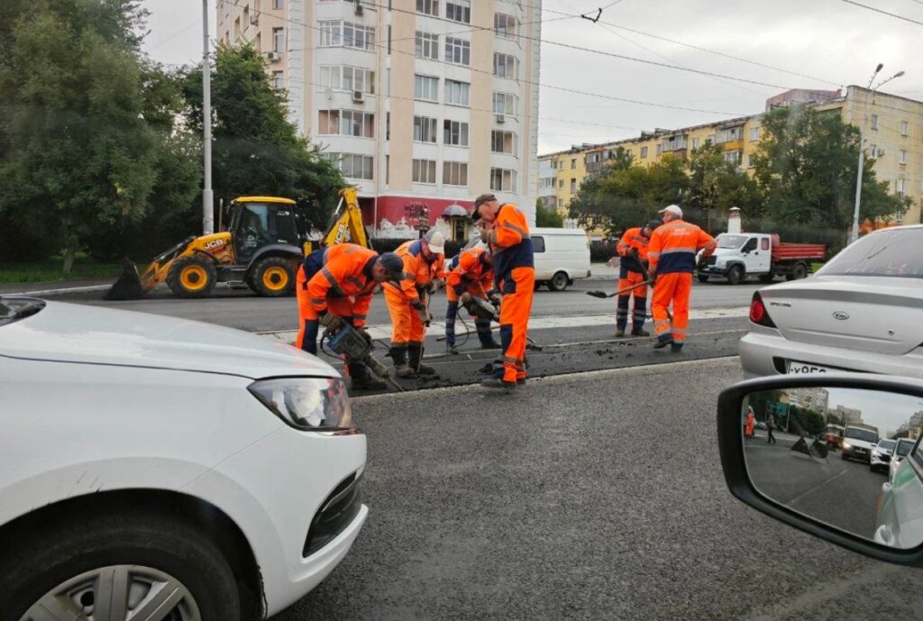 В Екатеринбурге дорожные рабочие случайно заасфальтировали пути, в результате чего с рельсов сошёл трамвай
